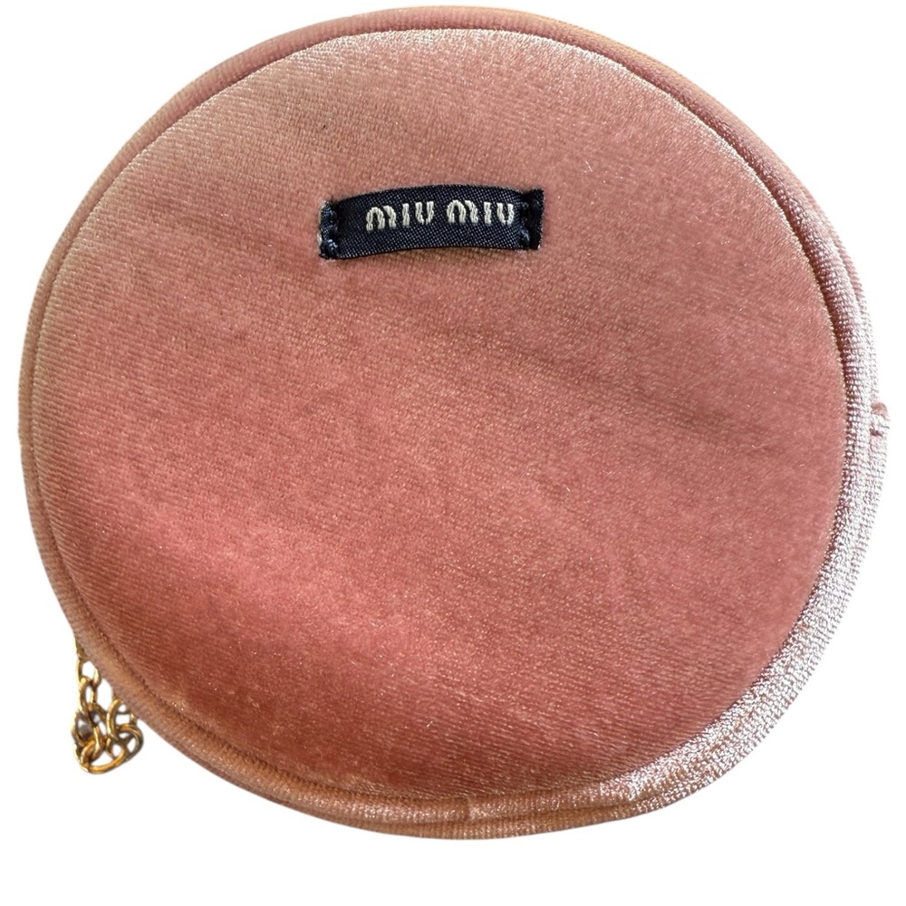 New in Box Miu Miu GWPPink Velvet Round Wristlet with Gold Chain - Picture 3 of 12